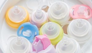 wyprawka dla noworodka karmienie butelka